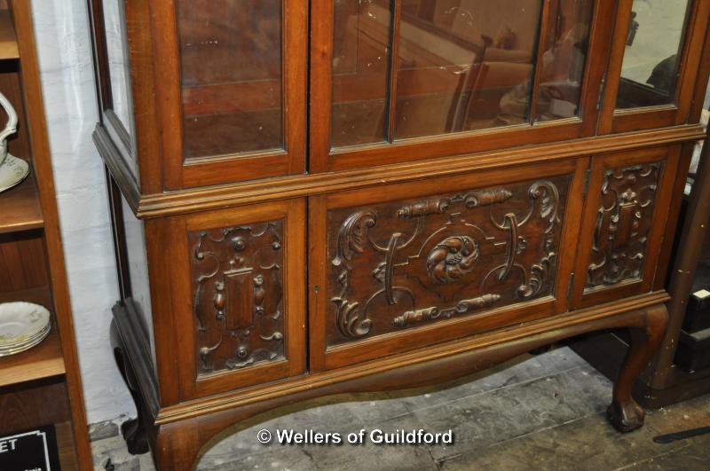 An Edwardian mahogany display cabinet witharched top over an astragal glazed door with panelled door - Image 4 of 4