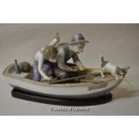 Lladro figurine, Fishing with Gramps, 5216, G4D, 20 cm high, 40cm long, with stand