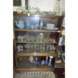 An early 20th Century oak bookcase with sliding glass doors, 89cm wide.