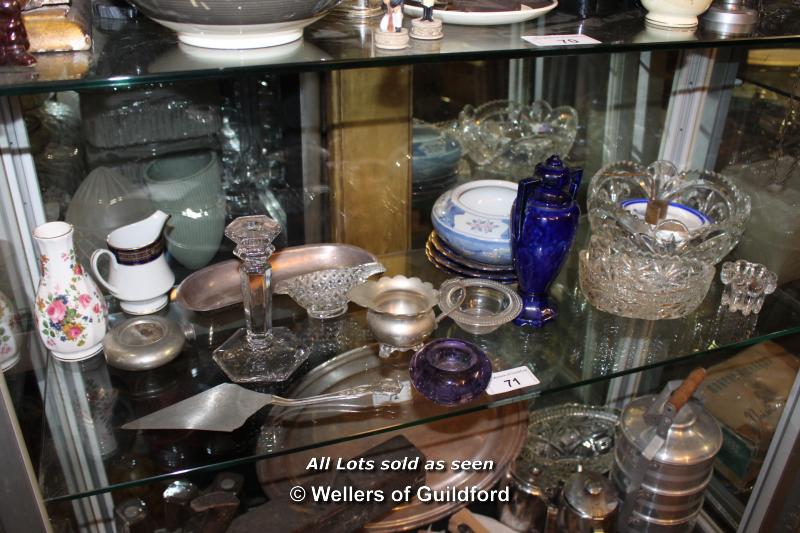 SHELF OF MIXED DECORATIVE ITEMS INCLUDING PORCELAIN AND GLASSWARES