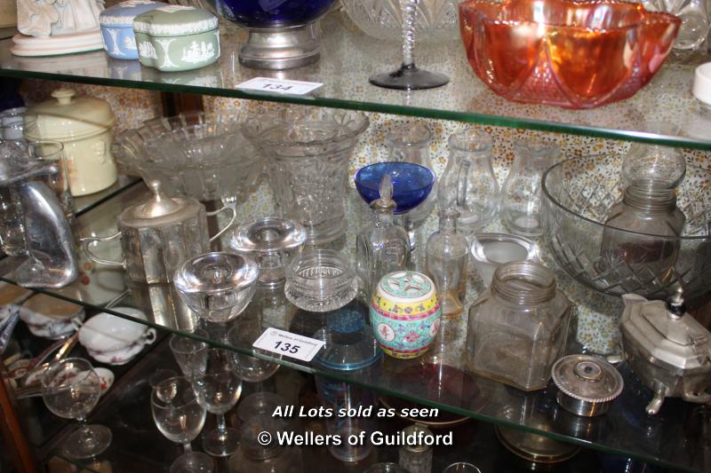 SHELF OF MIXED DECORATIVE ITEMS INCLUDING GLASSWARES