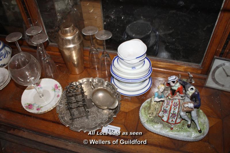 SHELF OF MIXED DECORATIVE ITEMS INCLUDING PORCELAIN AND GLASSWARES