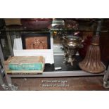 SHELF OF MIXED DECORATIVE ITEMS INCLUDING A TEA URN AND A VINTAGE MORPHY RICHARDS HAIRDRYER