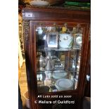 MAHOGANY VENEERED GLAZED DISPLAY CABINET COMPRISING THREE GLASS SHELVES AND A HIDDEN BOTTOM