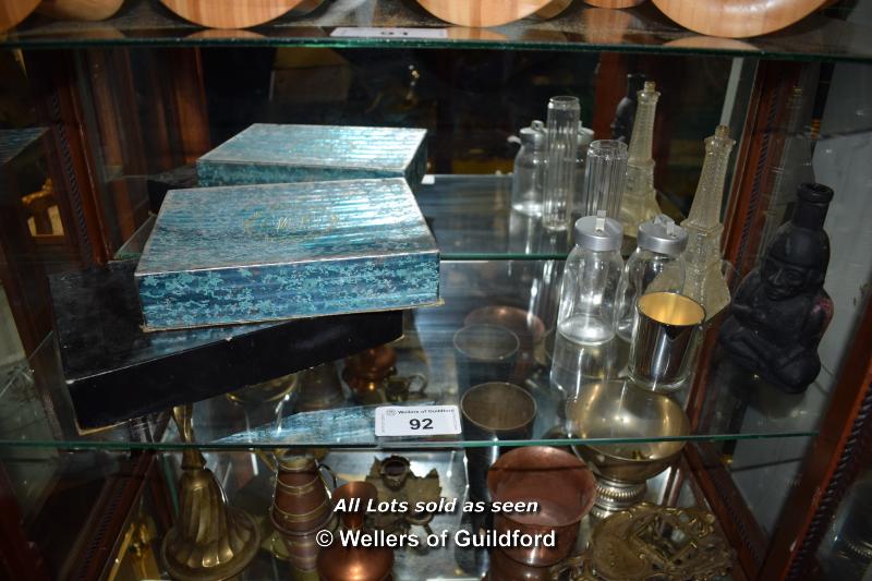 SHELF OF MIXED DECORATIVE ITEMS INCLUDING GLASSWARE AND TWO VINTAGE PERFUME SETS