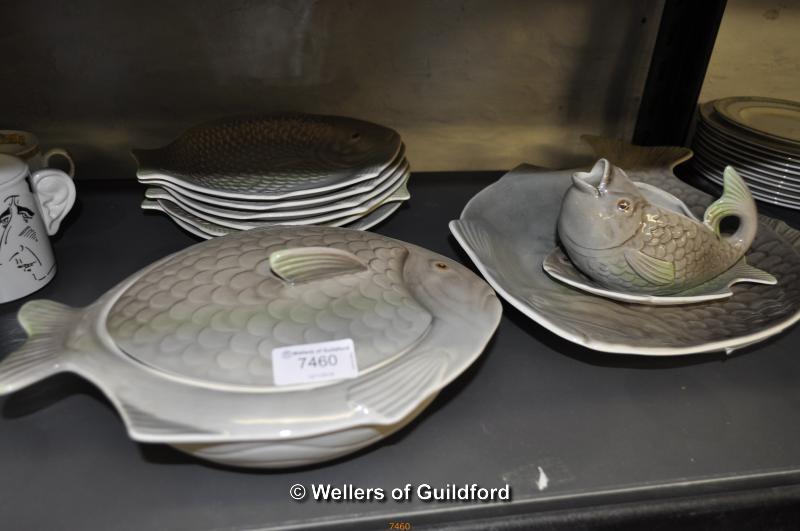 A Shorter fish service comprising serving dish, 6 dinner plates, sauce boat with stand and covered