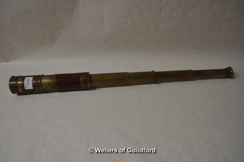 An antique brass and wood telescope, unsigned. - Image 3 of 3