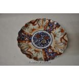 An imari plate with lobed rim, 21cm diameter.