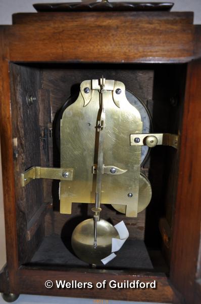 An early 19th Century mahogany cased mantel clock with pineapple finial and brass inlay, the white - Image 5 of 5