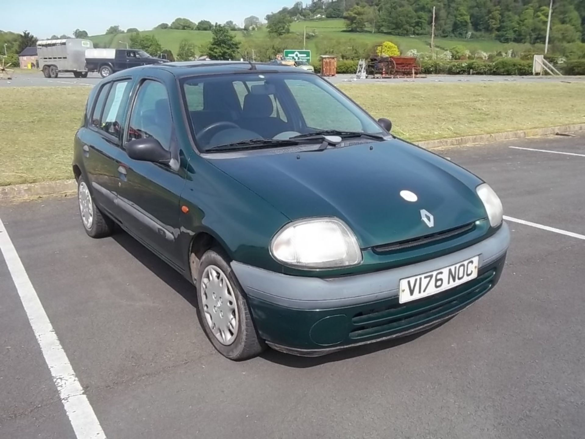 RENAULT CLIO 1.2 PETROL CAR MOT TO OCTOBER 2018. REG: V176 NOL