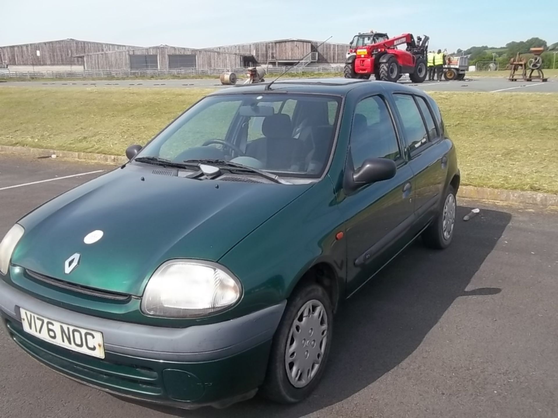 RENAULT CLIO 1.2 PETROL CAR MOT TO OCTOBER 2018. REG: V176 NOL - Image 2 of 4