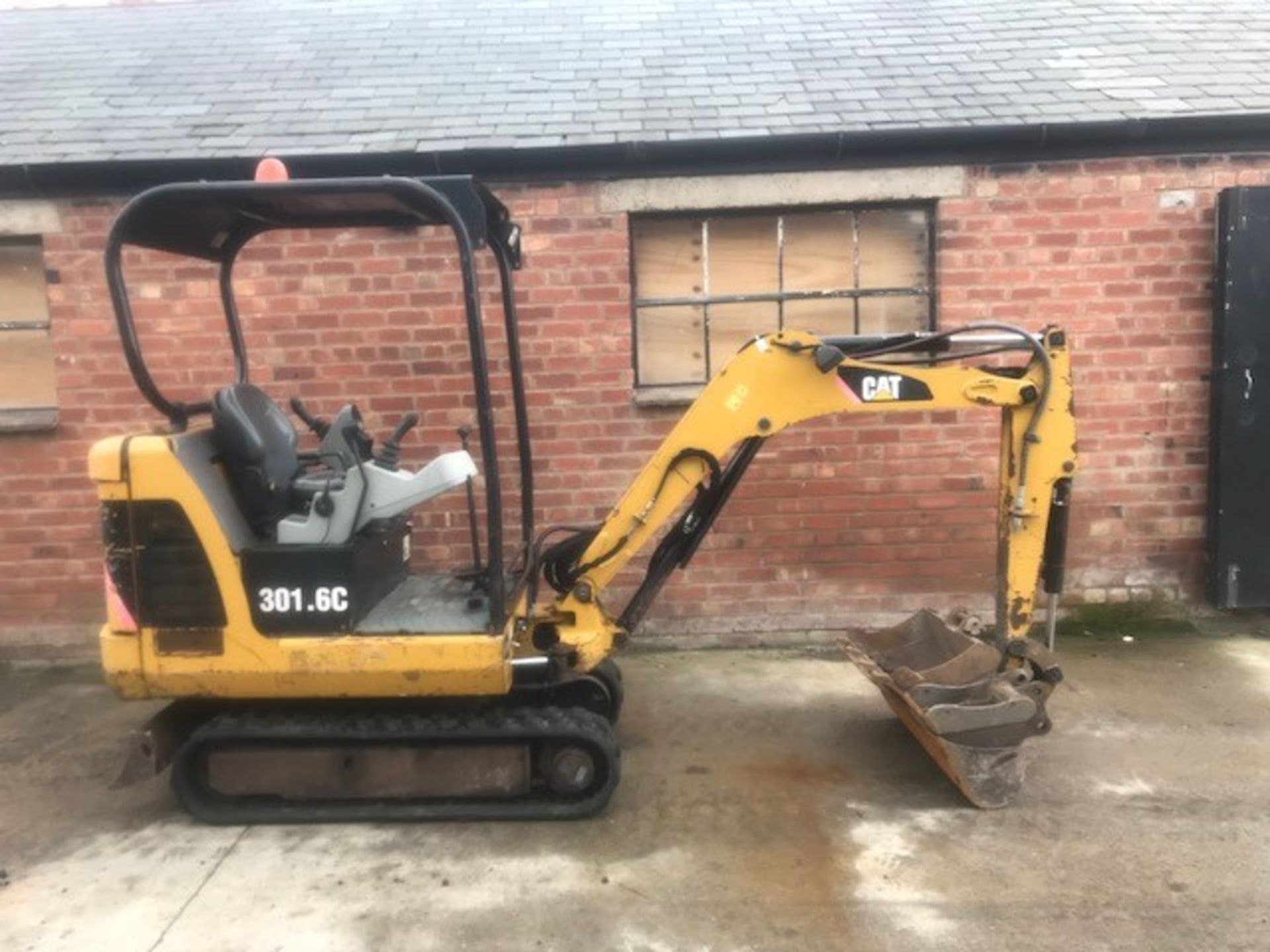 CAT MINI DIGGER 1.6T WITH 3 BUCKETS & QUICK HITCH (2009)