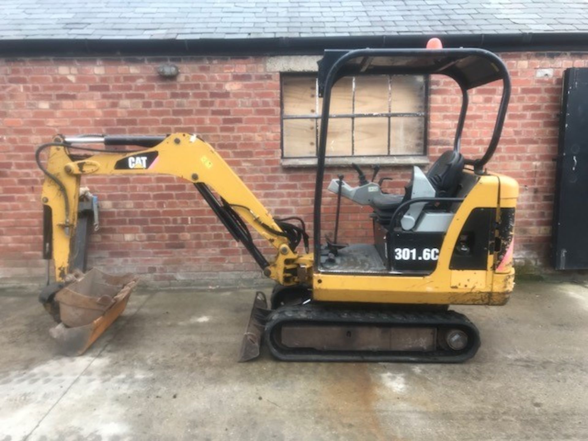 CAT MINI DIGGER 1.6T WITH 3 BUCKETS & QUICK HITCH (2009) - Image 5 of 5
