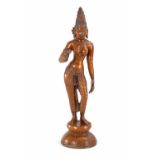 Indische Bronze. In lockerer Haltung stehende weibliche Figur mit hohem Kopfschmuck, eine Hand