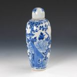 Schlanke Deckelvase in Unterglasur-Blaumalerei. China, Porzellan. Ovale Vase mit großem
