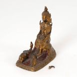 Ungewöhnliche Buddhafigur. Wohl Indien, Bronze mit Farbfassung. Sitzende Figur; die Hände ruhen