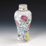 Kleine Vase mit Päoniendekor. China, vor 1900, Porzellan. Balustervase mit hoher Schulter und