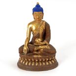 Buddha mit Opfergefäß - Amitabha. China/Tibet, wohl 17./18. Jh., Bronze teilweise feuervergoldet.