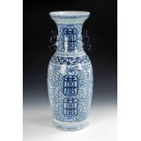 Sehr große chinesische Vase "Doppelte Freude". Porzellan in Unterglasur- Blaumalerei, signiert,