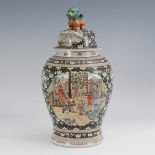 Sehr große Bodenvase mit Deckel. China, Porzellan, gemarkt. Bauchige Balustervase mit sehr feiner,