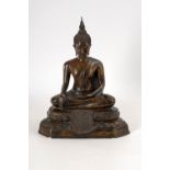 Großer Bronze-Buddha - Shakyamuni. Auf doppeltem Lotosthron sitzende Figur im Verschränkungssitz,