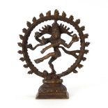 Shiva als Nataraja - Bronze. Indien. Tanzende, vierarmige Göttin im Feuerkranz auf kleinem Sockel. H