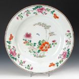 Großer Teller mit Blumenmalerei. China, Porzellan, wohl 18. Jh. Auf heller Glasur farbige
