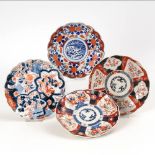4 verschiedene Teller im Imari-Stil. China, Porzellan. Alle in rot und blau dekoriert,