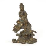 Guanyin auf Drachen. China, Bronze mit Resten von Vergoldung. Göttin, auf einem einhörnigen