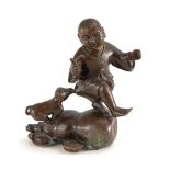 Kinderplastik - Bronze. Spielendes Kind, das von einem Hund am Kittel gezerrt wird und auf einen