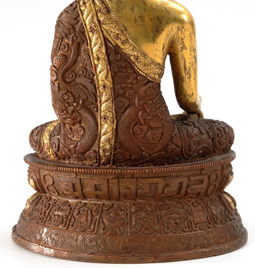 Buddha mit Opfergefäß - Amitabha. China/Tibet, wohl 17./18. Jh., Bronze teilweise feuervergoldet. - Image 4 of 6