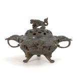 Räuchergefäß mit interessanter Symbolik. Bronze, China, gemarkt. Gedrungene Form auf drei Beinen mit