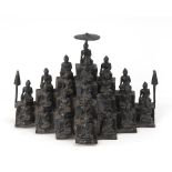 Treppenplastik mit 23 Buddhafiguren. Bronze mit dunklem Überzug. Treppenartiges Podest mit vielen