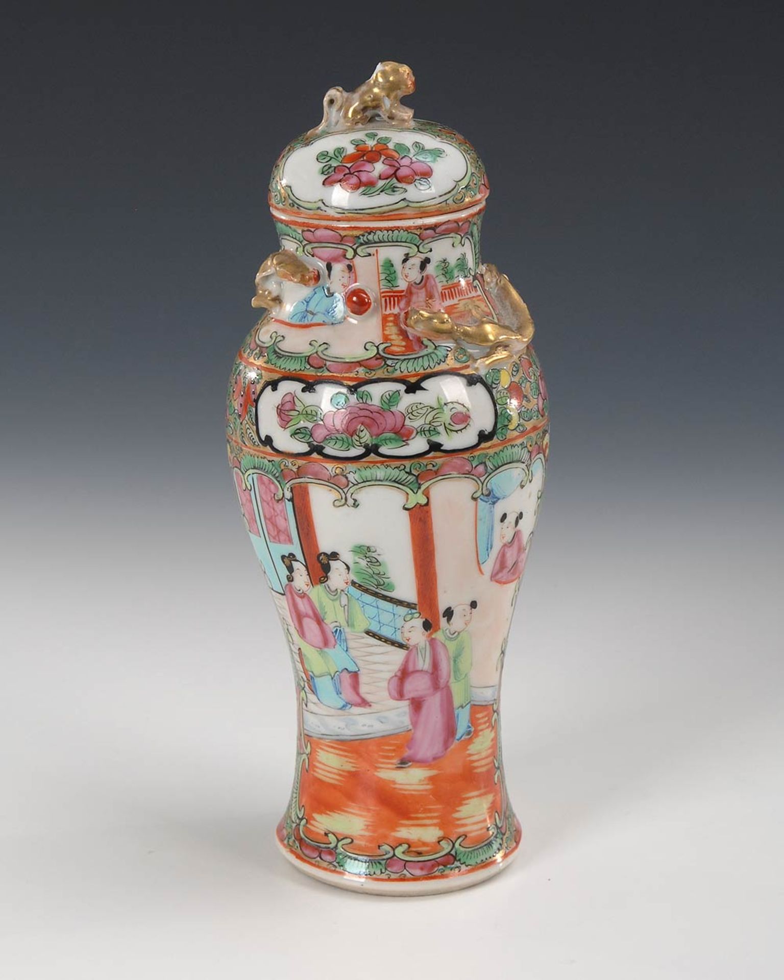Kleine Deckelvase. Porzellan. Schlanke Balusterform mit polychrom gemalter Figurenszene. Auf - Image 2 of 4