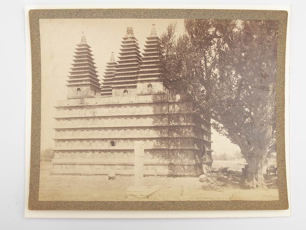 16 großformatige Fotos von Peking/China und Umgebung. Um 1910/20. Aufnahmen bekannter Bauten mit - Image 14 of 16