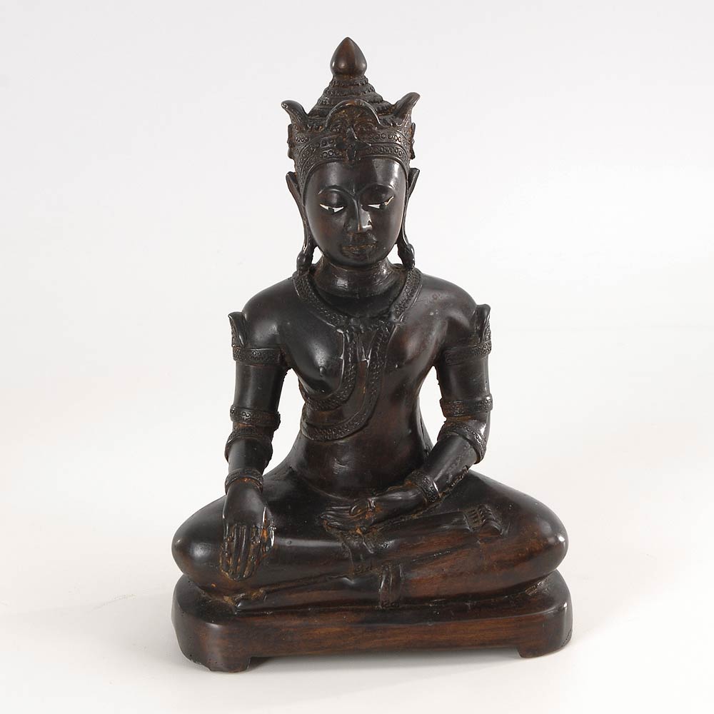 Buddha mit der Geste der Erdberührung. Bronze, mit gemalten Augen. Schlicht gehaltene Figur im