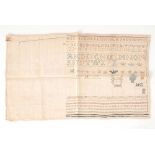 Klassizistisches Stickmustertuch von 1803. Rechteckiges Tuch, teilflächig bestickt mit farbiger ABC-