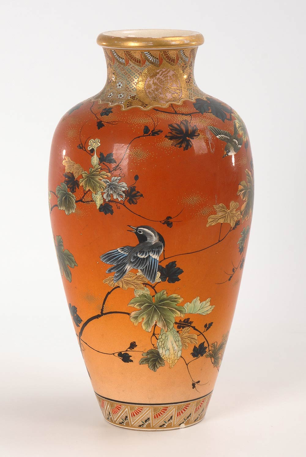 Ungewöhnliche Vase im Satsuma-Stil. Nachtrag 30.5.18: Bestoßung am Korpus. Porzellan, gemarkt. - Image 2 of 3