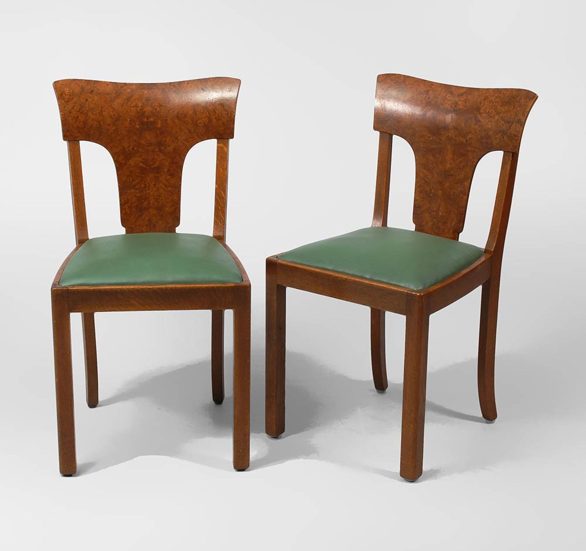 Paar Art-déco-Stühle. Um 1920/30. Eiche massiv und Wurzelholz furniert. Am Rahmen gestempelt "18",