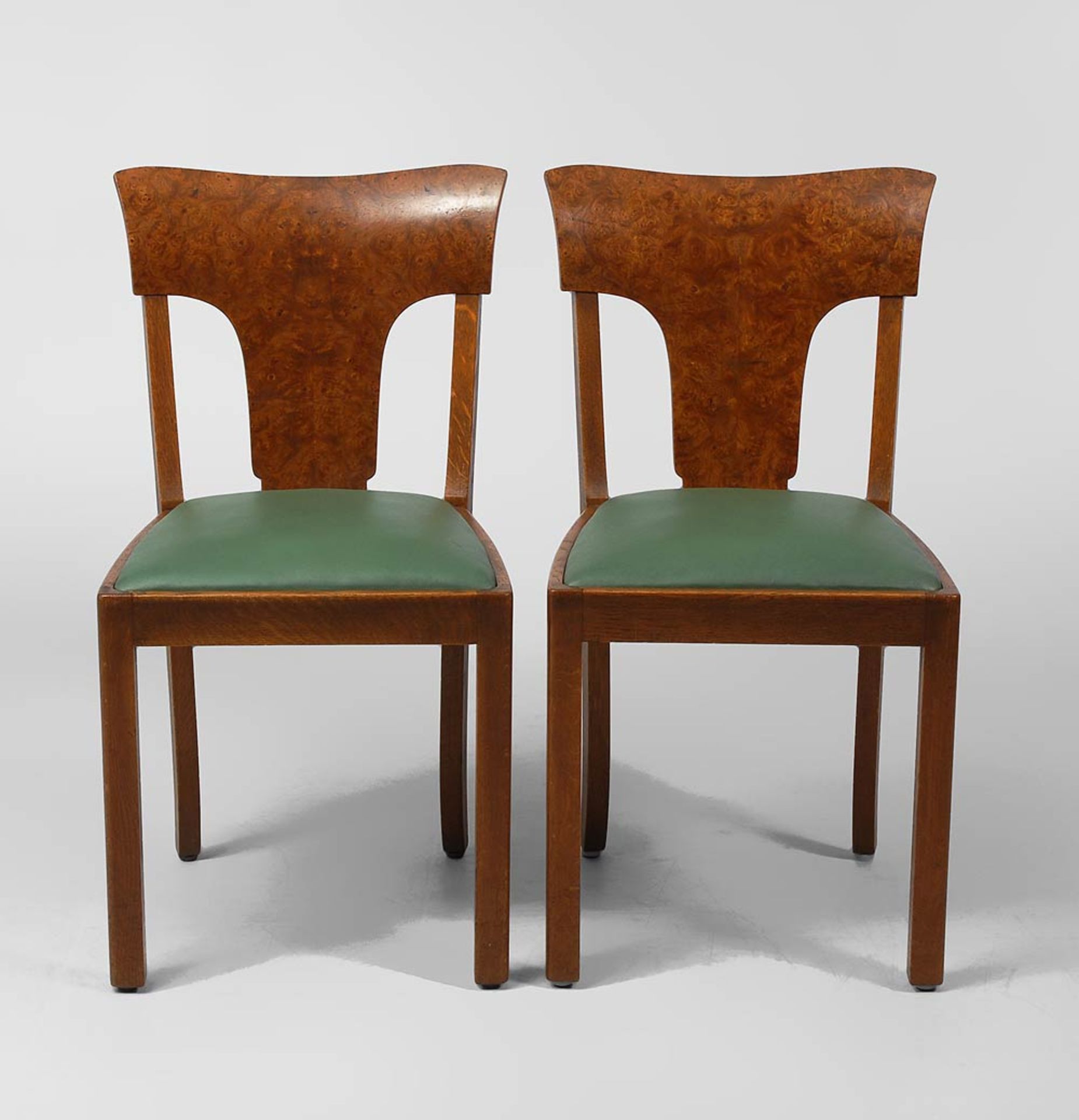 Paar Art-déco-Stühle. Um 1920/30. Eiche massiv und Wurzelholz furniert. Am Rahmen gestempelt "18", - Image 2 of 2
