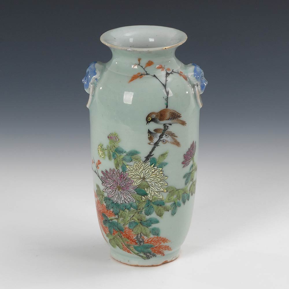 Vase mit Blumen und Vögeln. Porzellan, gemarkt. Balustervase mit polychromer Malerei. Spatzen auf