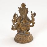 Tanzender Ganesha. Bronze. Auf einem Bein stehende Elefantenfigur, die vier Arme halten verschiedene