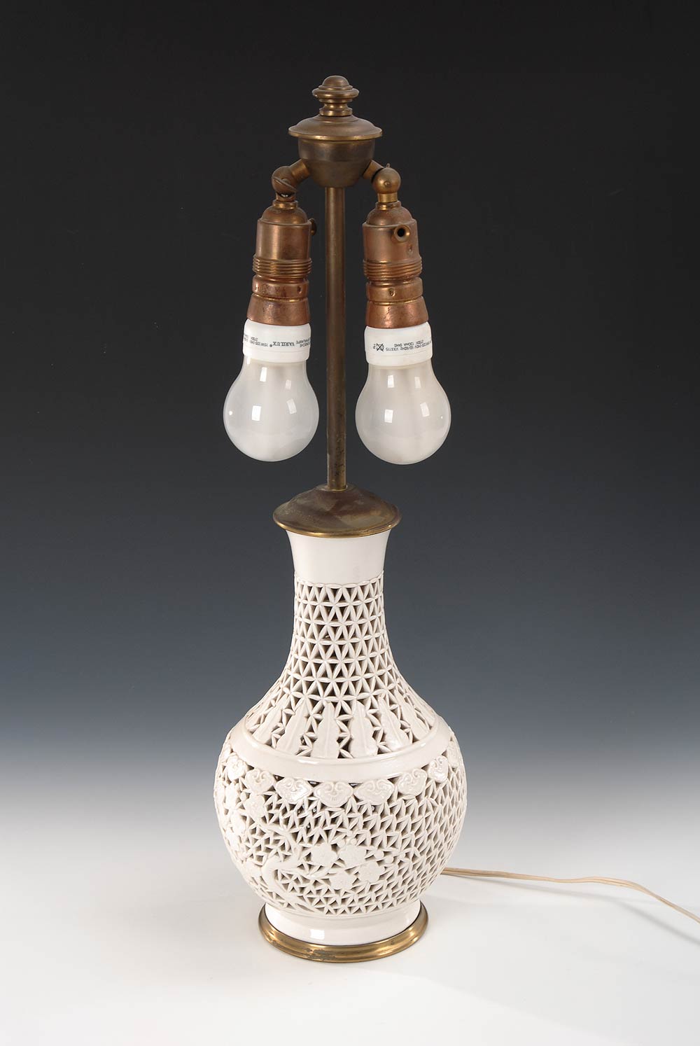 Weiße Porzellanlampe. Durchbrochen gearbeiteter Balusterkorpus aus einem feinen Ornament von