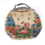 Dekorative, große Perltasche. Ovale Tasche, beidseitig vollflächig mit farbigem Blumendekor (u.a.