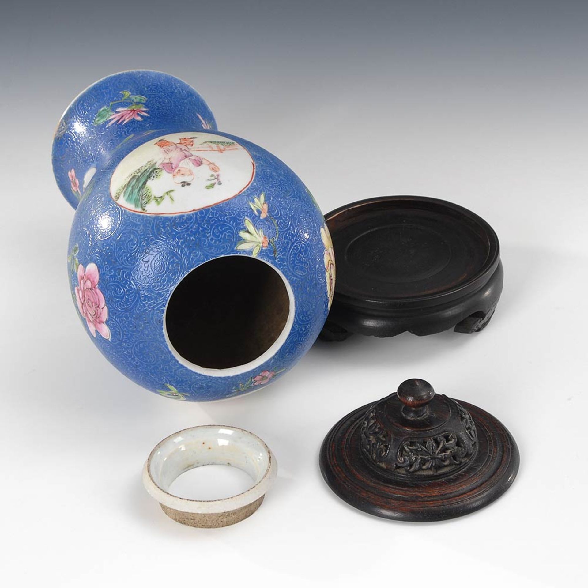 Blaue Vase auf Holzsockel. Porzellan. Balusterform mit schlankem Fußteil. Blaue Glasur mit geprägtem - Image 2 of 5