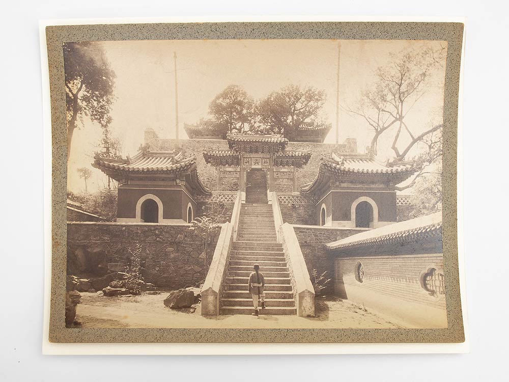 16 großformatige Fotos von Peking/China und Umgebung. Um 1910/20. Aufnahmen bekannter Bauten mit - Image 2 of 16