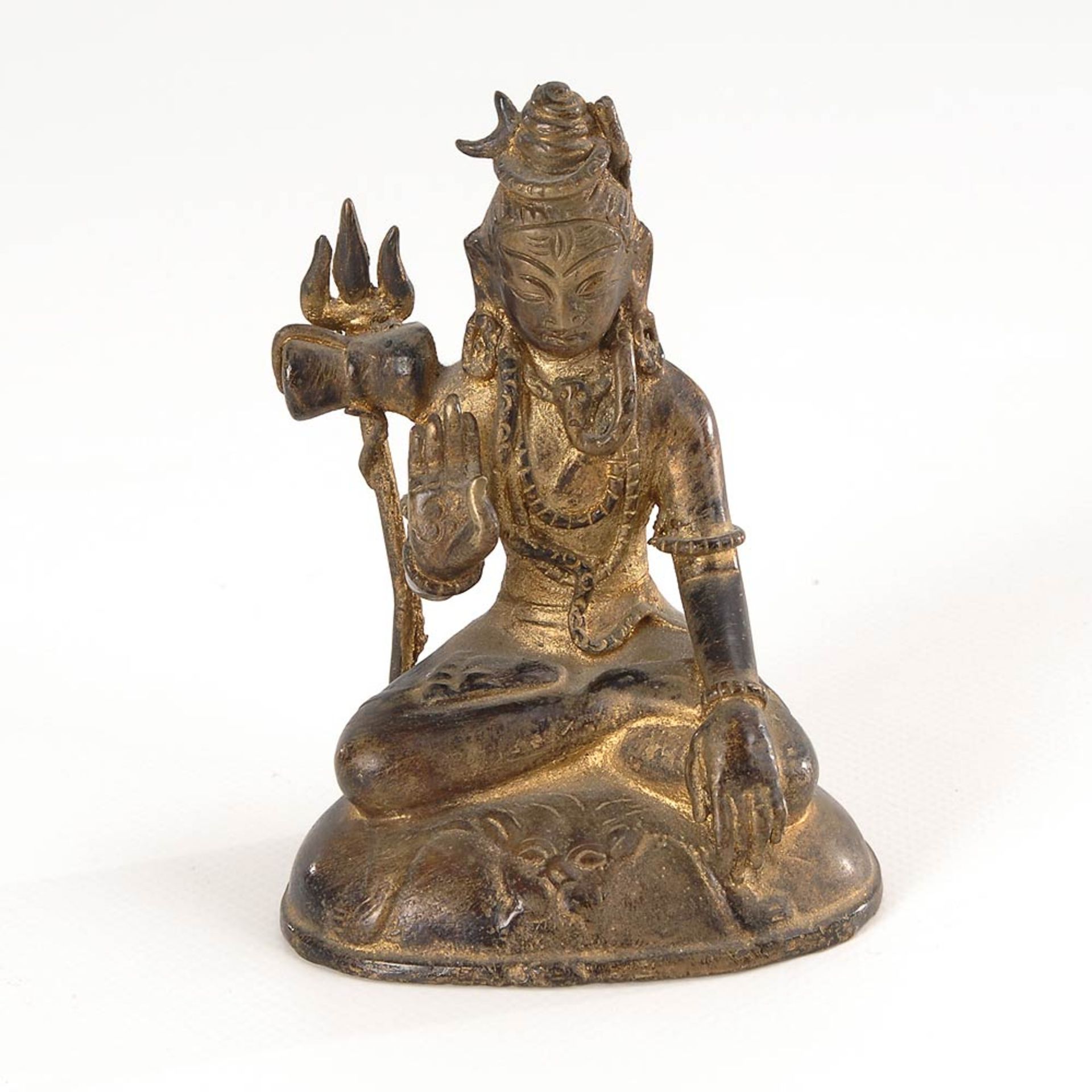 Shiva. Bronze. Im Verschränkungssitz auf einem Löwenfell sitzende Figur mit einer Schlange um den