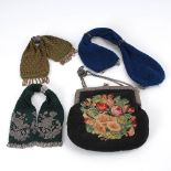 Theatertasche und 3 Geldkatzen. Ovale Tasche, beidseitig bestickt mit farbigem Blumenbukett auf