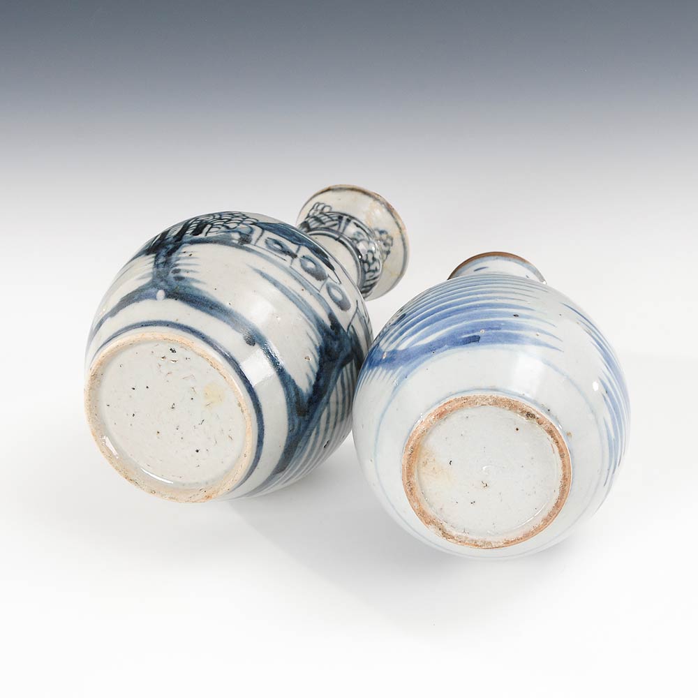 2 Sakeflaschen mit unterglasurblauer Malerei. Bauchige Form mit hohem, schmalem Hals und leicht - Image 2 of 2
