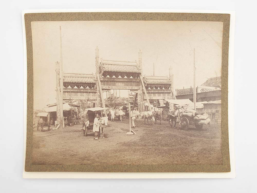 16 großformatige Fotos von Peking/China und Umgebung. Um 1910/20. Aufnahmen bekannter Bauten mit - Image 9 of 16